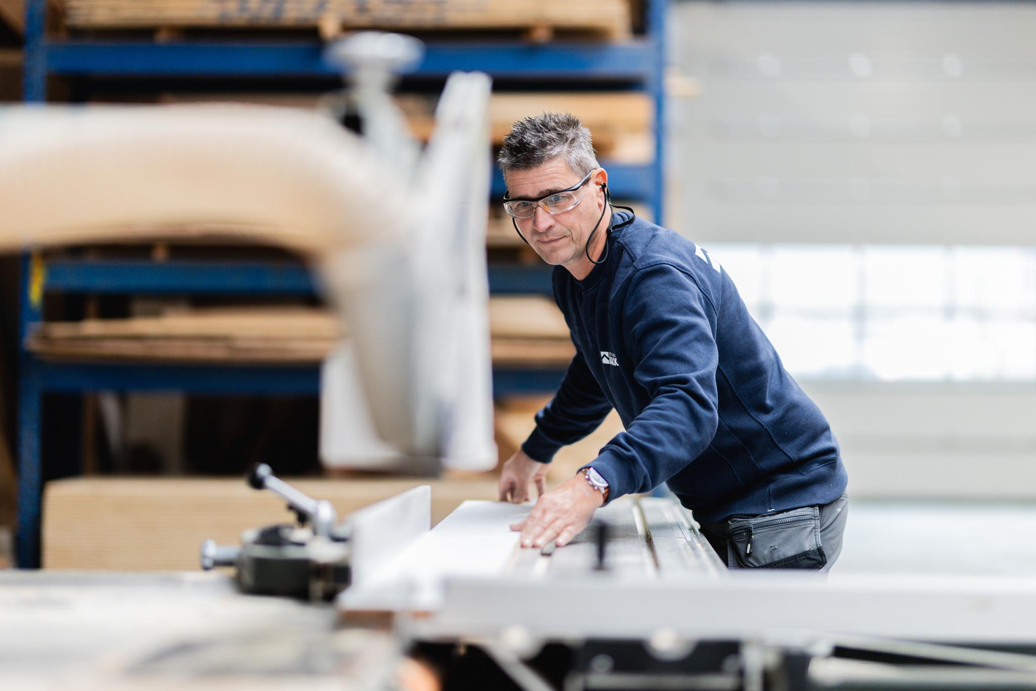 Medewerker aan het zagen