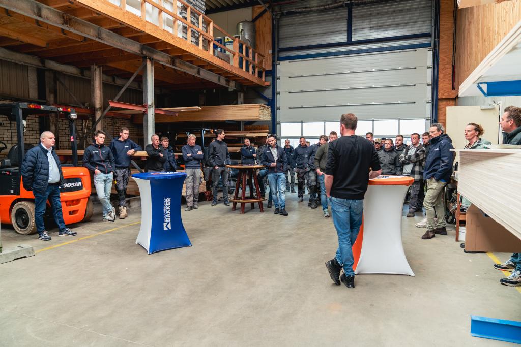 Bouwbedrijf Bakker staat stil bij Bewust Veilig-dag met eigen spandoek voor vakmensen